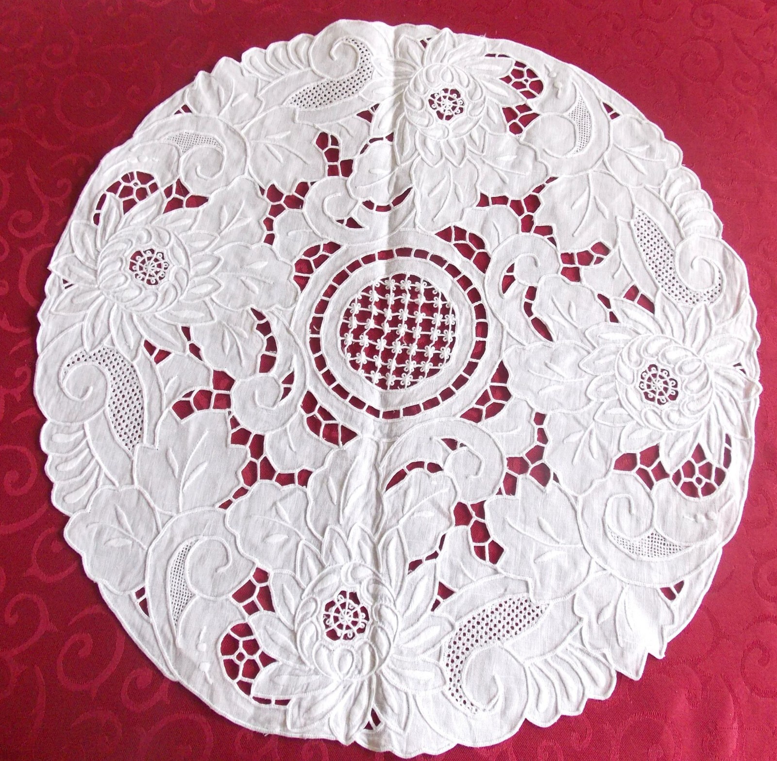 Napperon brodé main Richelieu lin blanc 45cm dentelle ancienne salon salle à manger