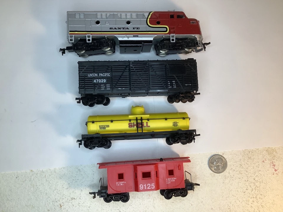 VTG Model Power Pride of the Line HO Scale Electric Train Set 1035 Santa Fe READ - Image 3 of 4