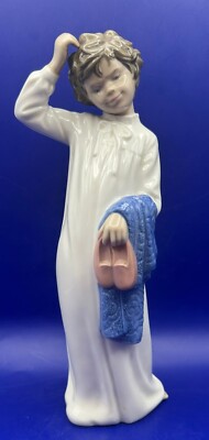 NAO by Lladro Junge mit Schläfern Vintage Porzellan Figur (nicht mehr produziert)