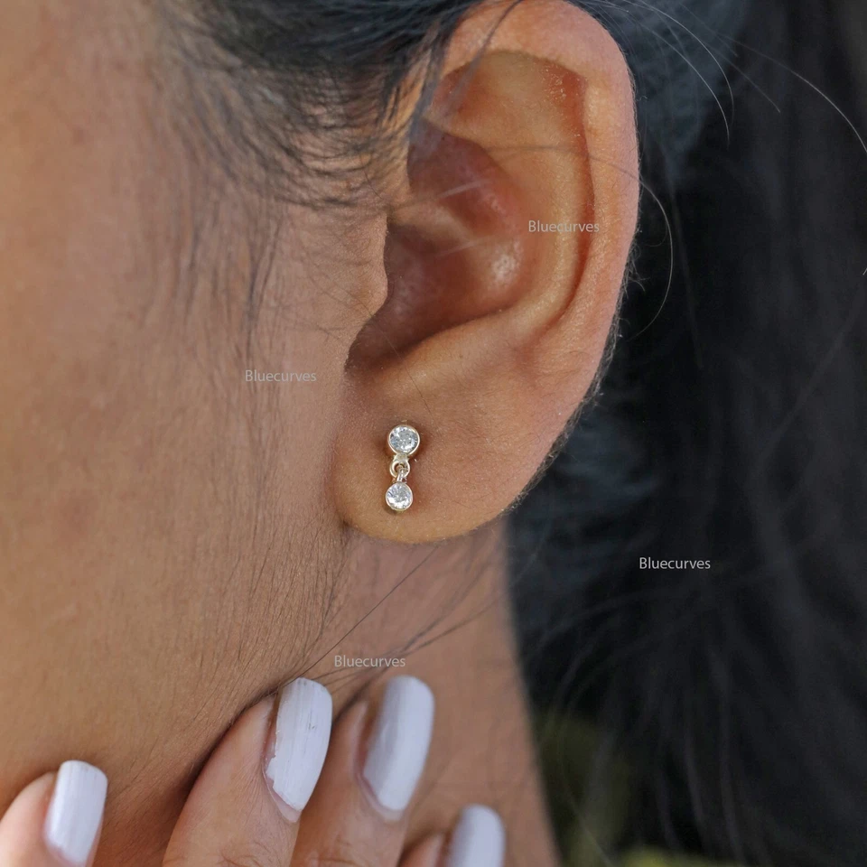 Mini aretes colgantes de diamantes naturales de 3,5 mm y 3 mm de oro amarillo de 14 k Foto 4 de 4