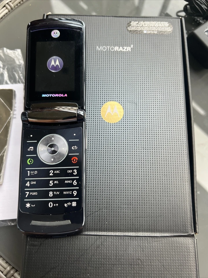 Vintage Motorola RAZR2 V8 Luxury Edition Flip Phone - Excellent Condition - Image 2 of 4