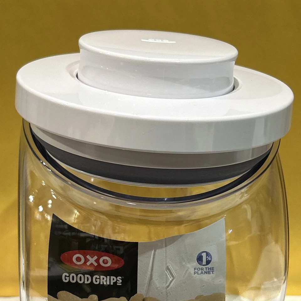 Contenedor POP OXO Good Grips 2 cuartos/1,9 L tarro de almacenamiento redondo para galletas aperitivos Foto 3 de 4