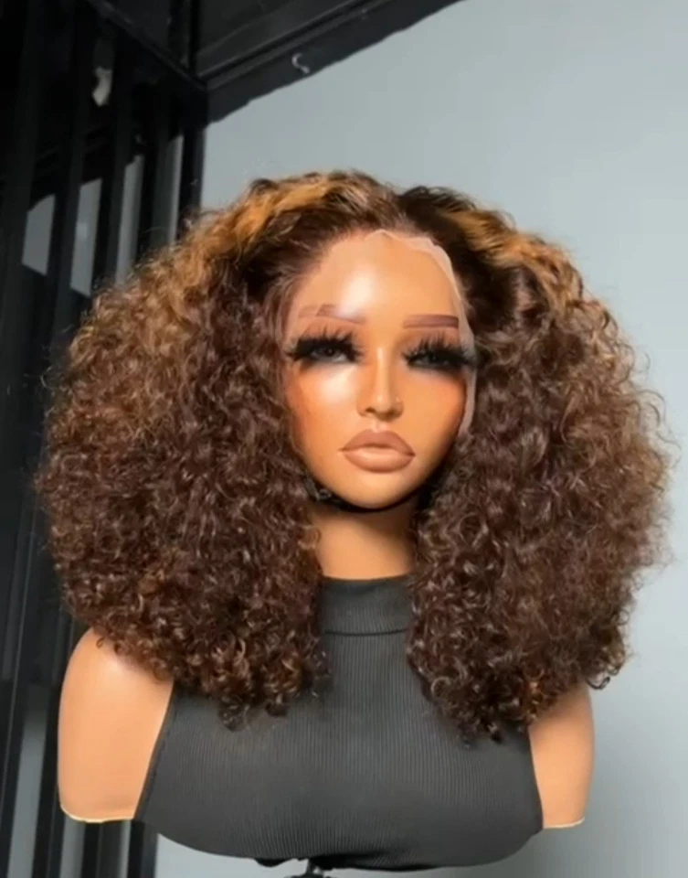 Peluca húmeda y rizada de encaje 13x4, cabello humano 100 % vietnamita, SDD. 250% densidad. Foto 2 de 4