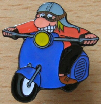 Pin Anstecker Roller Scooter Vespa mit Rennfahrer Fahrer 0797 Spilla Oznak