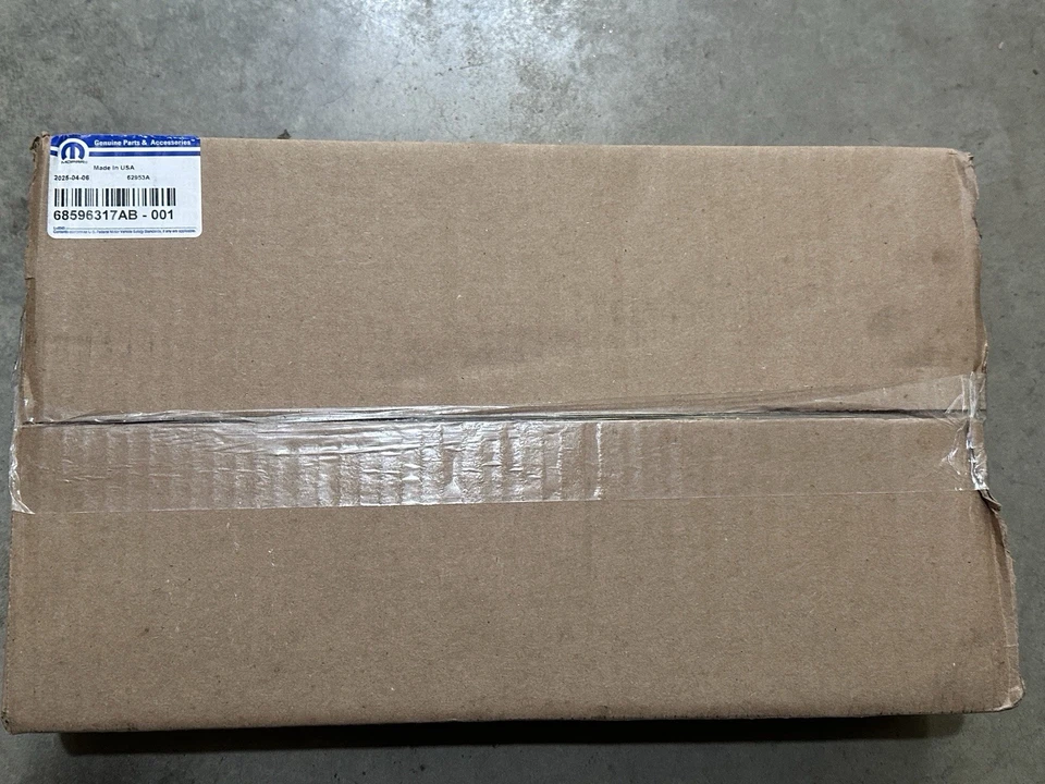 Nuevo enfriador de aceite OEM Mopar 68596317AB. Mopar 3.6 2014-23 sin sensores. Foto 2 de 4