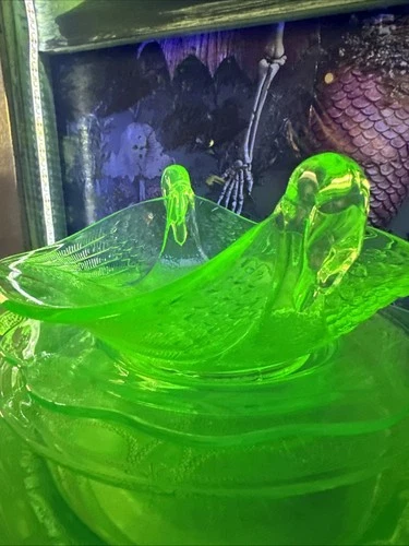 Fenton Depression Green Uranium Glass Double Swan Bowl ** Mint