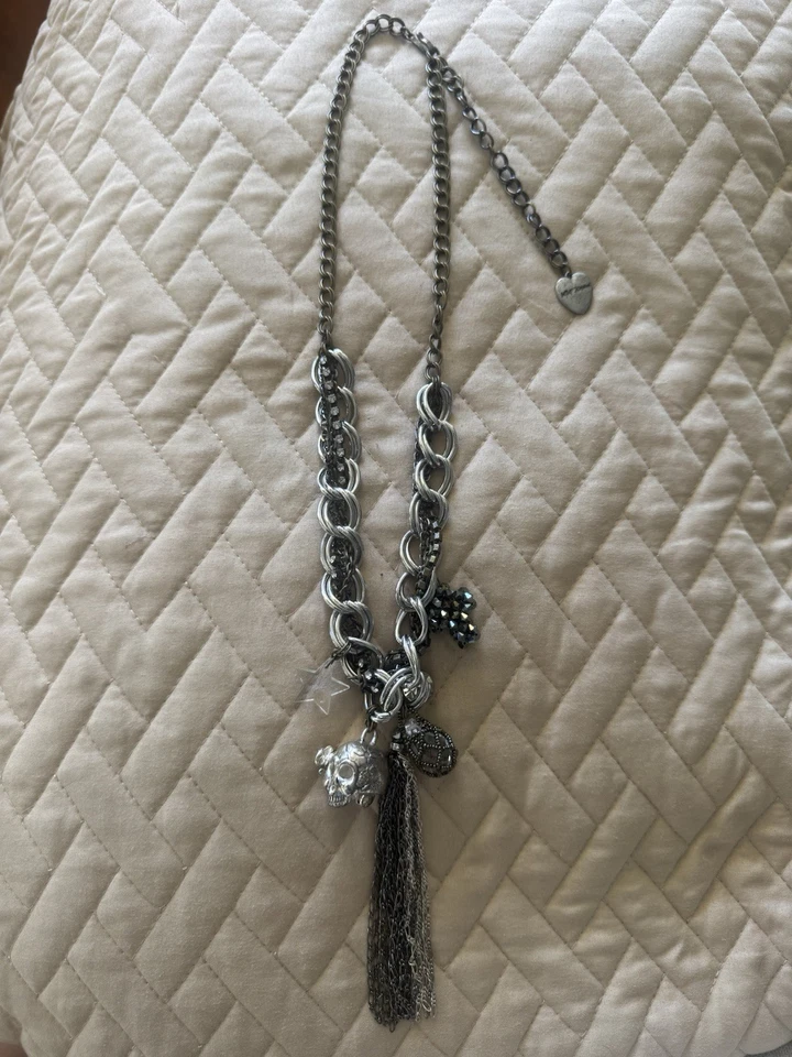 Collar de colección Betsey Johnson Grueso Calavera Dije, Plata Oscura, Ajustable Foto 3 de 4