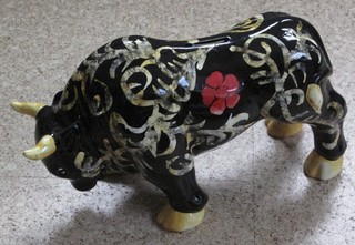eine dekorative Spardose in Form eines Stiers Material: Keramik