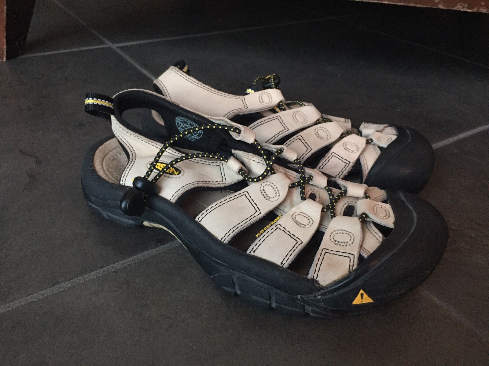 Keen Sandals Womens Size 7 Beige Sandals GUC Hiking Shoes