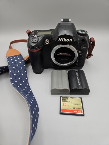 Kit Nikon D70 Avec 2 Batteries Neuves + Chargeur - Appareil Photo Numérique Argent