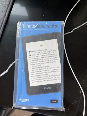 New Amazon Kindle Paperwhite (10th) 32GB, Wi-Fi Black owned