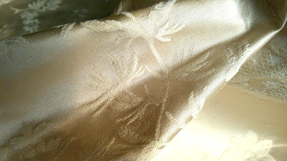 Brocado vintage marfil/crema pequeña escala flores y hojas de helecho gran brillo por comprar Foto 4 de 4