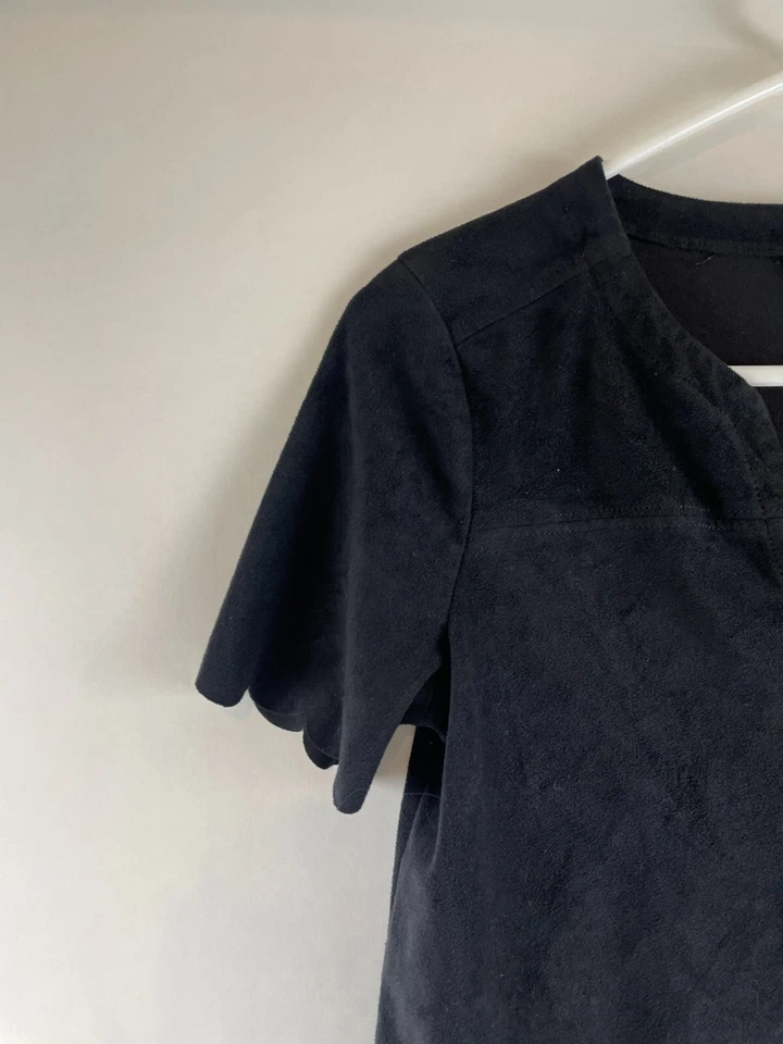 Camisa Express para mujer talla pequeña negra dobladillo festoneado imitación gamuza abertura cuello redondo Foto 3 de 4