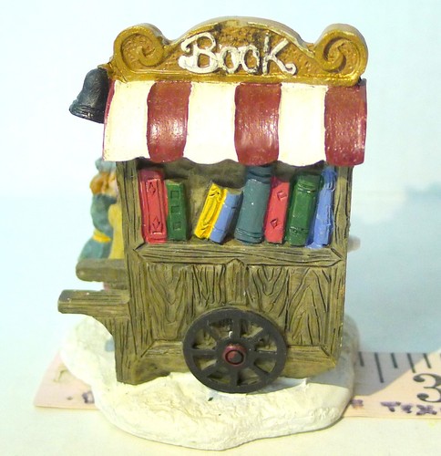 Grandeur Noel Village Book Wagon Merchant and Children 2002 Figurine RARE XMAS - Picture 4 of 6