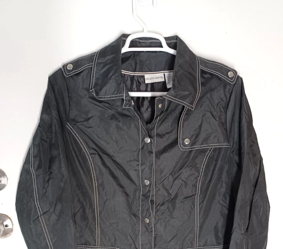 Impermeable Jaclyn Smith Para Mujer Talla 1X Negro Elegante Manga Larga Bolsillos Botón Foto 2 de 4