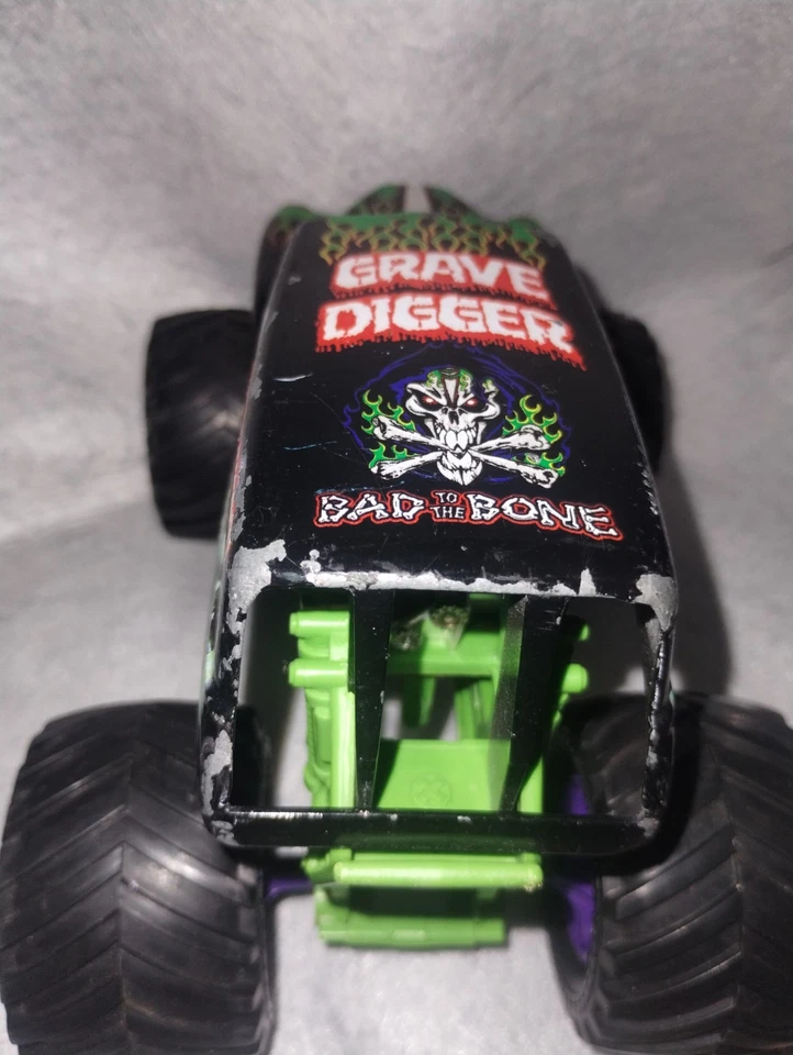 Camión diecast Monster Jam Grave Digger 1:24 con tapa de metal Foto 4 de 4