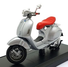 Ciclomotore Maisto scala 1/18 39540 - 2014 Vespa 946 Bellissima - Argento