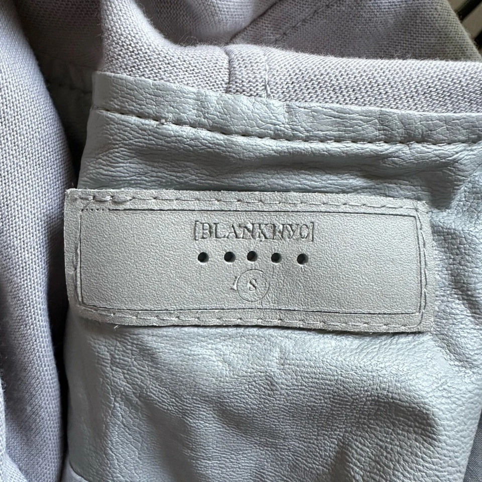 Chaqueta BlankNYC Gris Imitación Cuero Moto Diagonal Cremallera Y2K Minimalista Neutral Boss Foto 3 de 4