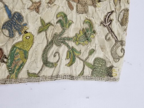 Antico pannello XVIII secolo seta e filo metallico uccellini e fiori ricamato a mano 52x24 - Foto 4 di 12
