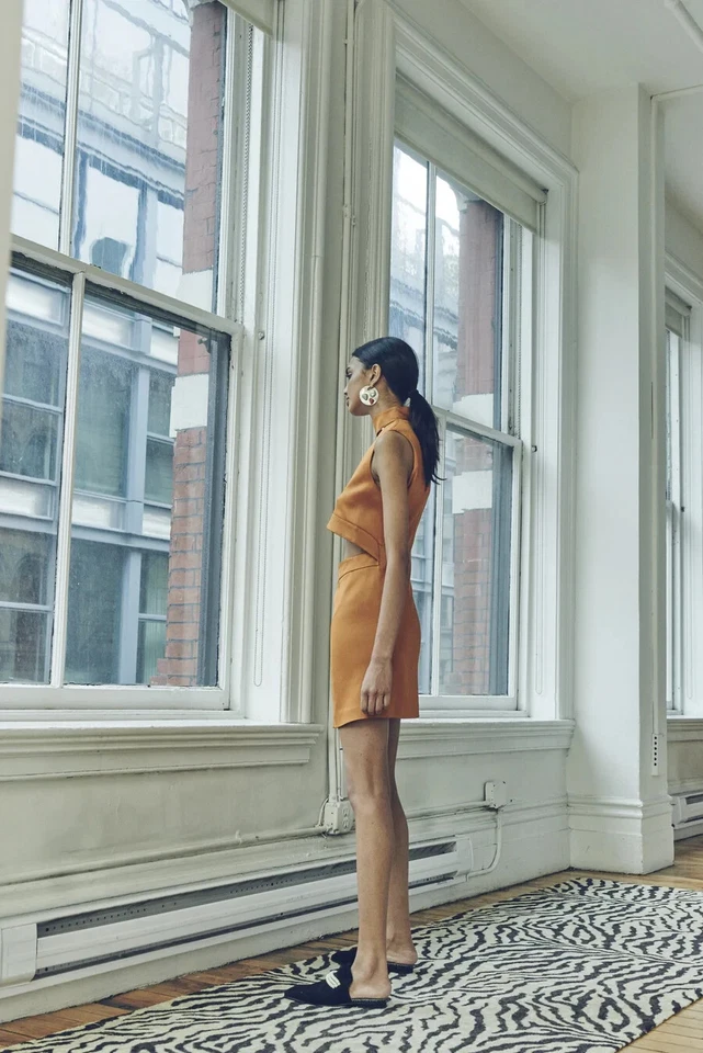 Vestido EDUN recortado de cetim líquido 2 âmbar laranja frisado gola alta feito nos EUA - Imagem 4 de 4