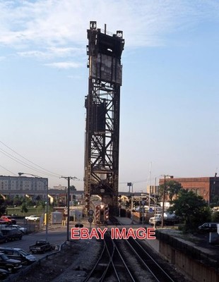 FOTO USA EISENBAHN INBOUND METRA AT WEST 18TH STREET CHICAGO. 18. Juni 2002