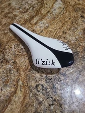 Fizik Arione  Saddle K:ium Rails Black/White 226 Grams