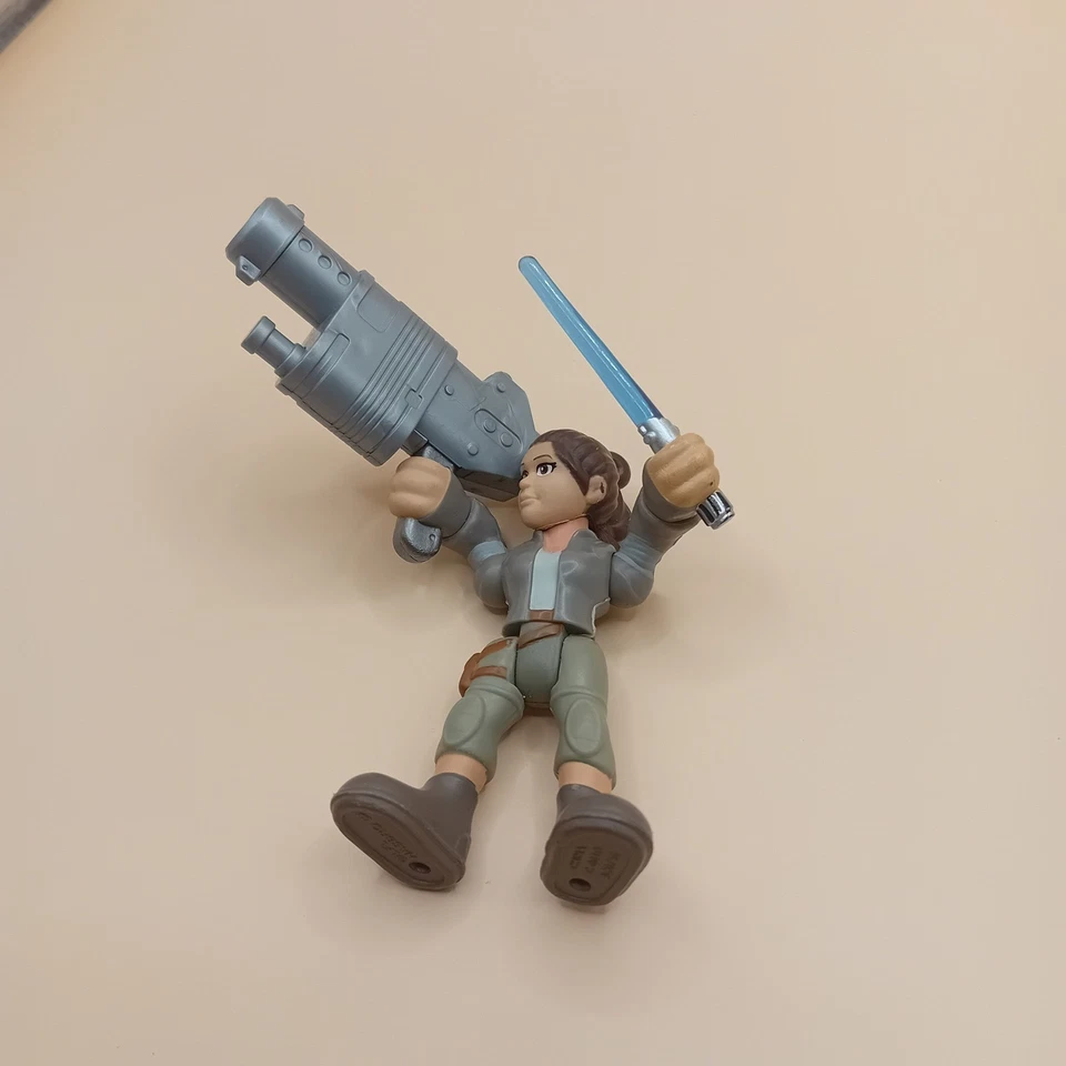 Figura de acción Playskool Star Wars Galactic Heroes Rey juguete sable de luz y bláster Foto 3 de 4