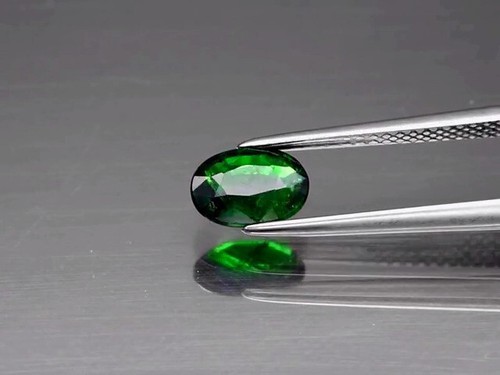 1.10 ct. Natural Tsavorite-Tanzania Untreadet 7x5x3 Green Oval - Picture 4 of 9