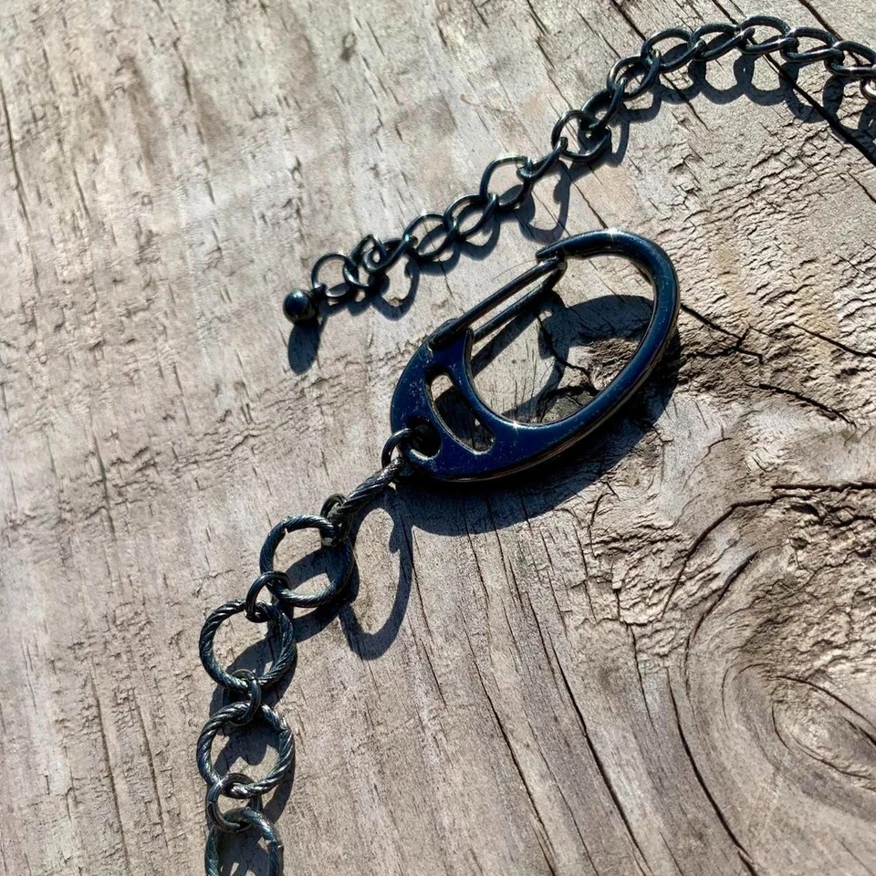 Collar cuchillo conejito blanco en cadena corazón negro Foto 3 de 4