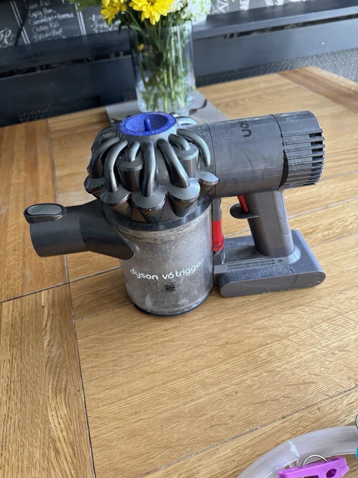 DYSON V6 SILVER BLUE TRIGGER - CORDLESS VACUUM CLEANER , SPARE OR REPAIR  - Image 2 of 4