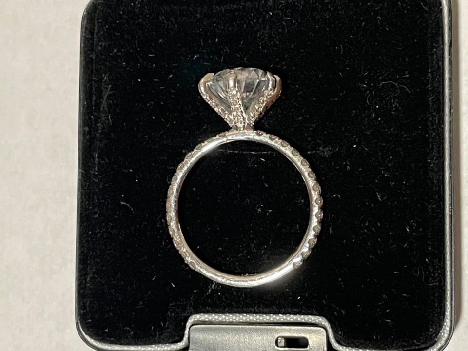 Anillo de compromiso solitario de diamantes de corte redondo creado en laboratorio 4,01 quilates VVS2 H platino Foto 4 de 4