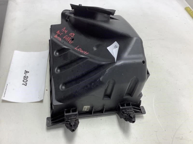 2003 AUDI A4 3.0L FILTRO DE AR TAMPA INFERIOR FABRICANTE DE EQUIPAMENTO ORIGINAL+ - Imagem 3 de 4