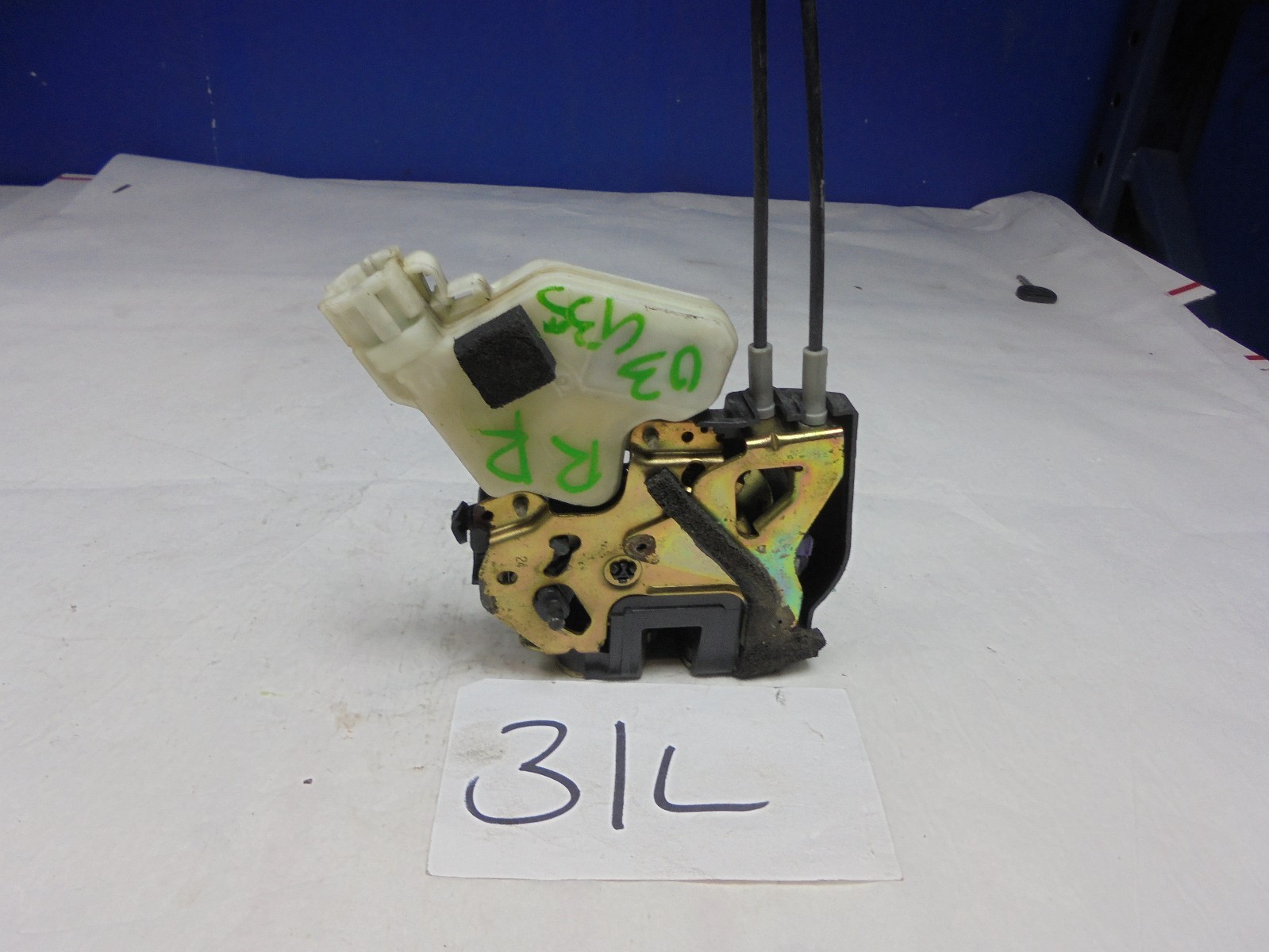 03 04 05 06 Infiniti G-35 REAR PASSENGER side Door Latch Power Lock #31-L