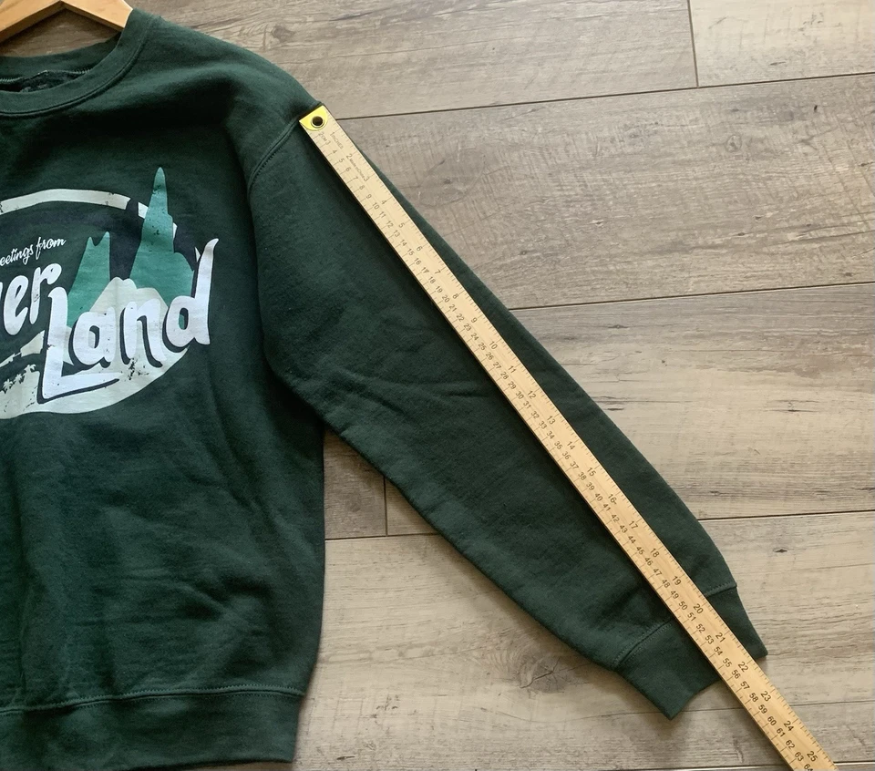 Sudadera Lost Bros Greetings From Neverland-S Verde Oscuro Manga Larga Unisex’s Foto 4 de 4