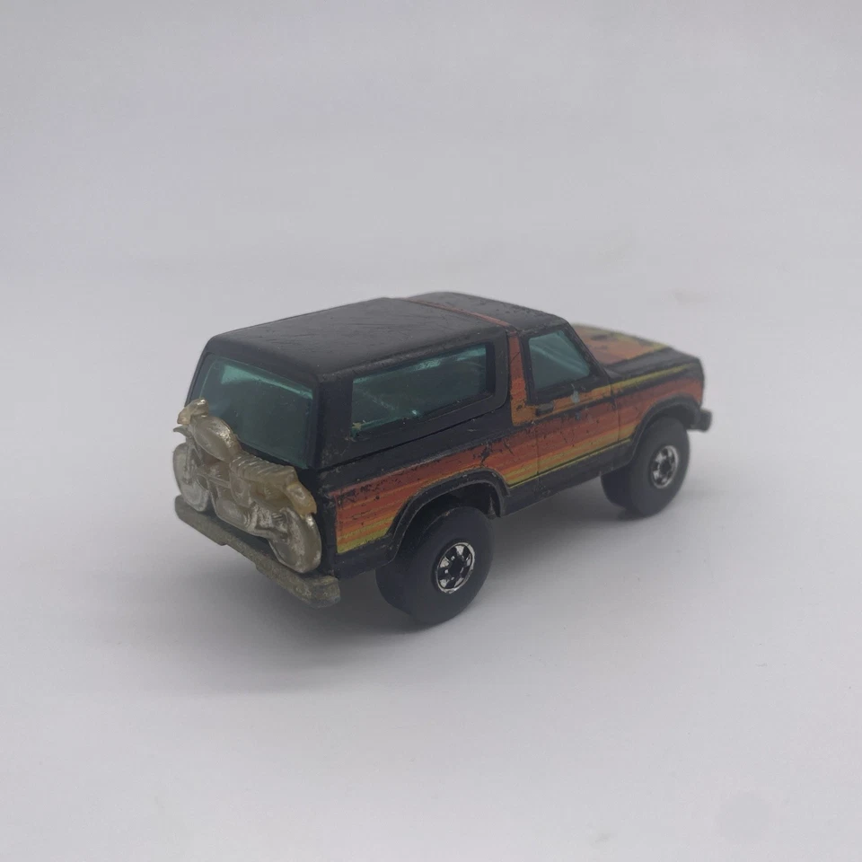 Ford Bronco 1980 Hot Wheels vintage con motocicleta cromada en la parte trasera Foto 4 de 4