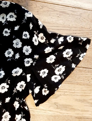 SO Authentic American Heritage Black Gray & White Floral Criss Cross Chest Sz M - Picture 3 of 7