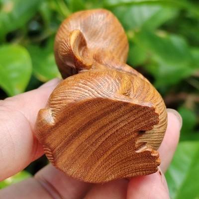 YZ093 - 7.1X4.9X3.8 CM Hand Carved Green Sandalwood Figurine