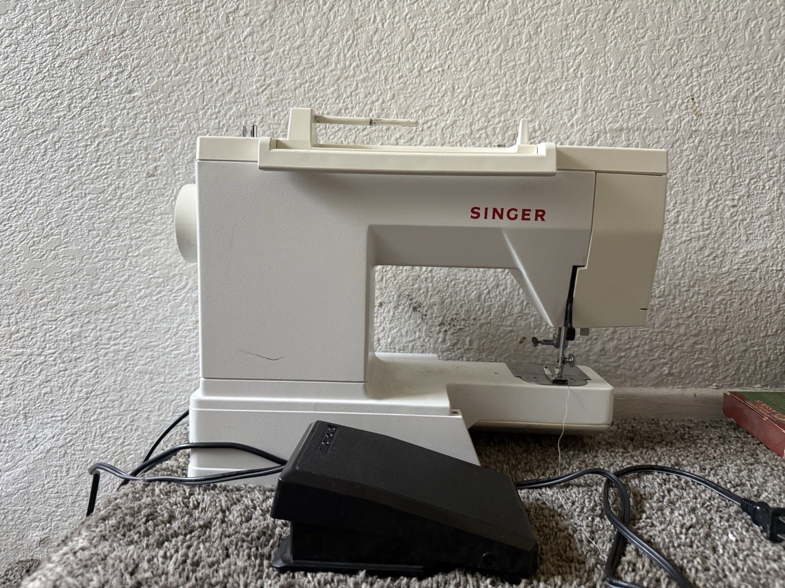 SINGER 9334 Electric Household Sewing Machine, Free Arm, Portable, Denim/Leather