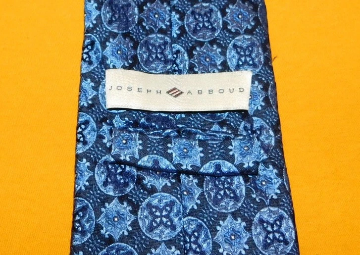 CORBATA CON MOTIVO MEDALLÓN JOSEPH ABBOUD HECHA EN ITALIA AZUL/AZUL CLARO - CORBATAS DE DISEÑADOR. Foto 3 de 3