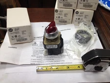 Allen Bradley 800T-16HR2KB6DX, Illuminated Selector Switch, NOS, Made-In-The-USA