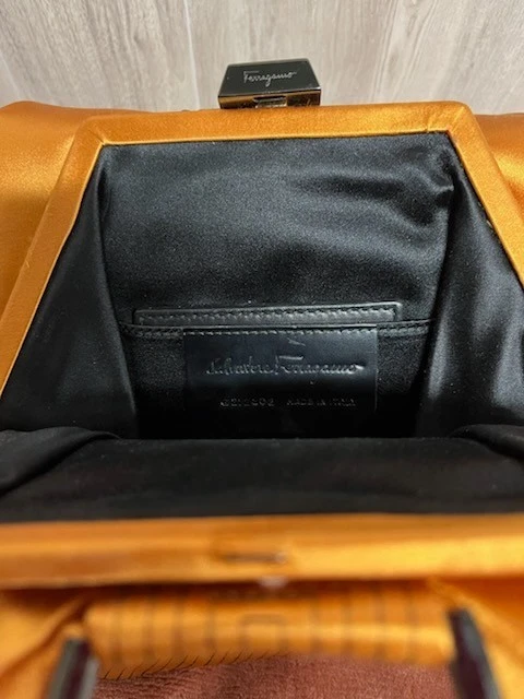 Винтажная золотистая атласная сумочка Salvatore Ferragamo с черными акцентами и оборудованием - Изображение 3 из 4