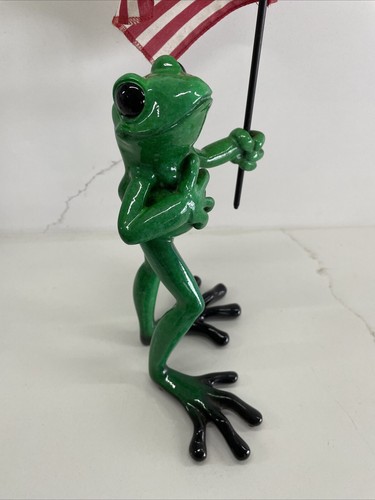 Statuina Rana Critters di Gattino Don Juan che tiene bandiera dipinta a mano 9,5" ritirata - Foto 6 di 11