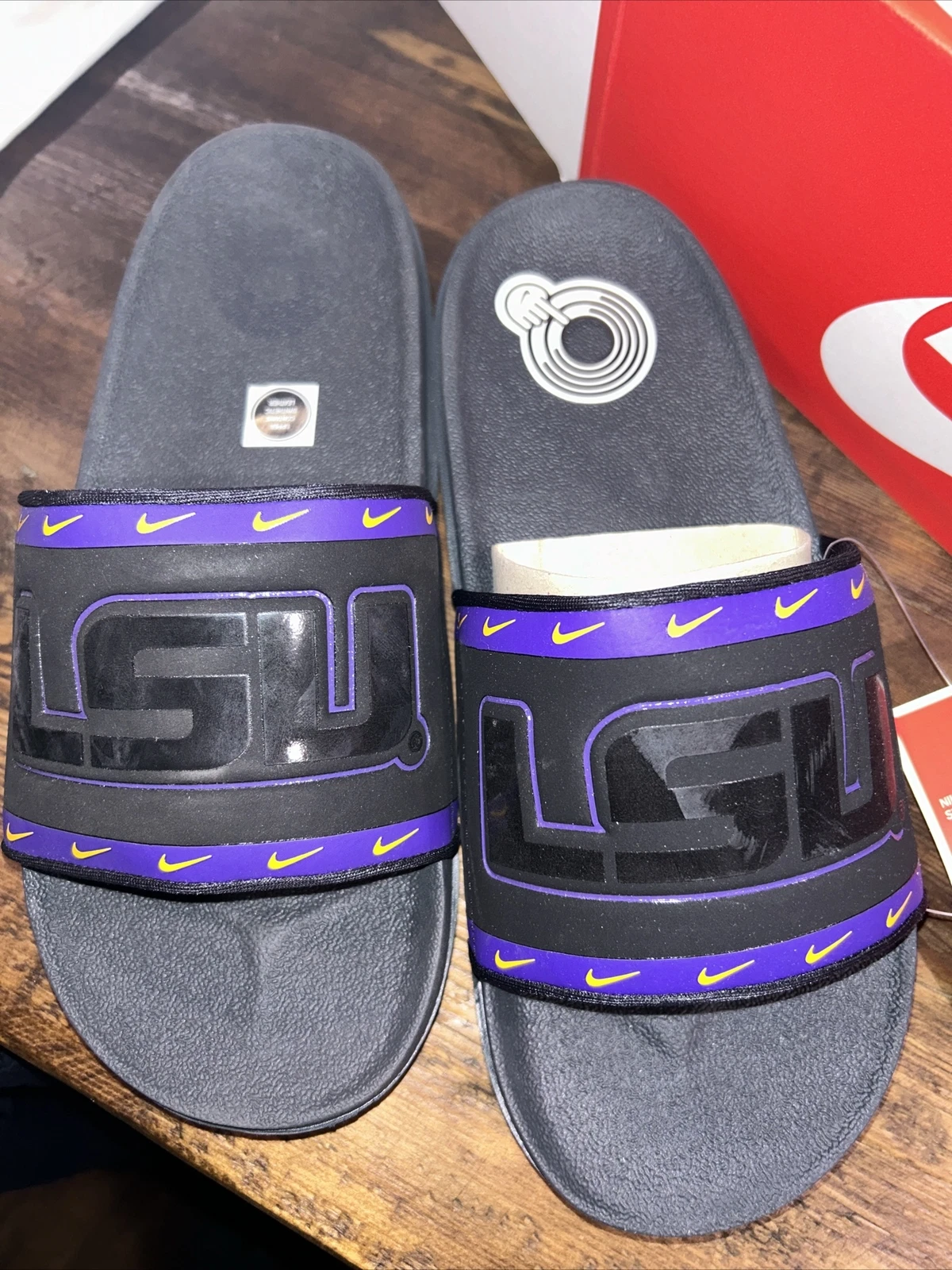 Nike LSU Tigers OffCourt Slides da uomo taglia 7 DD0531 001 nuove con etichette