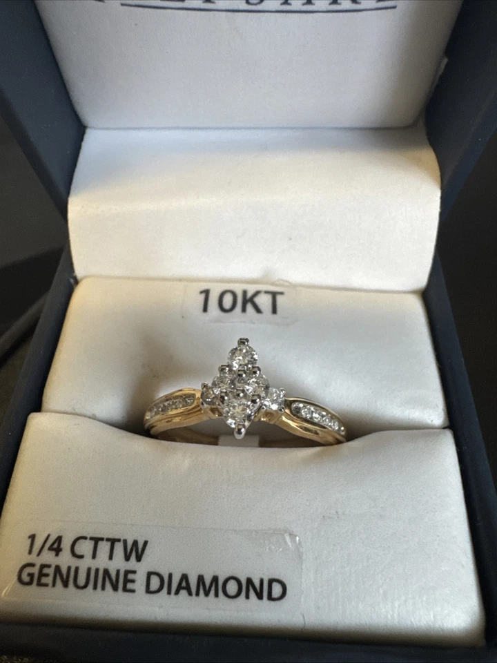 Anillo de compromiso "Lovelight" de diamantes marquesa recuerdo oro amarillo de 10 k 1/4 CTW S7 Foto 2 de 3