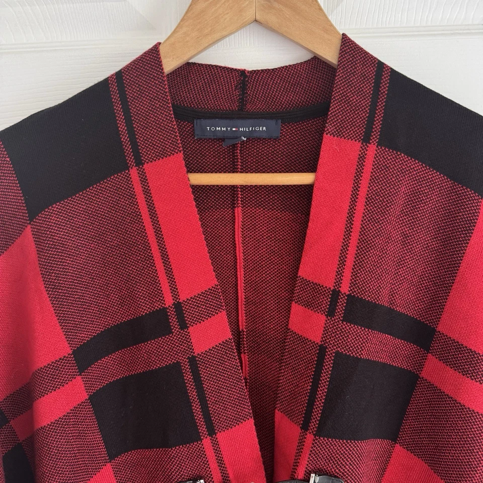 Capa poncho Tommy Hilfiger roja y negra a cuadros delantera abierta - talla pequeña Foto 2 de 4
