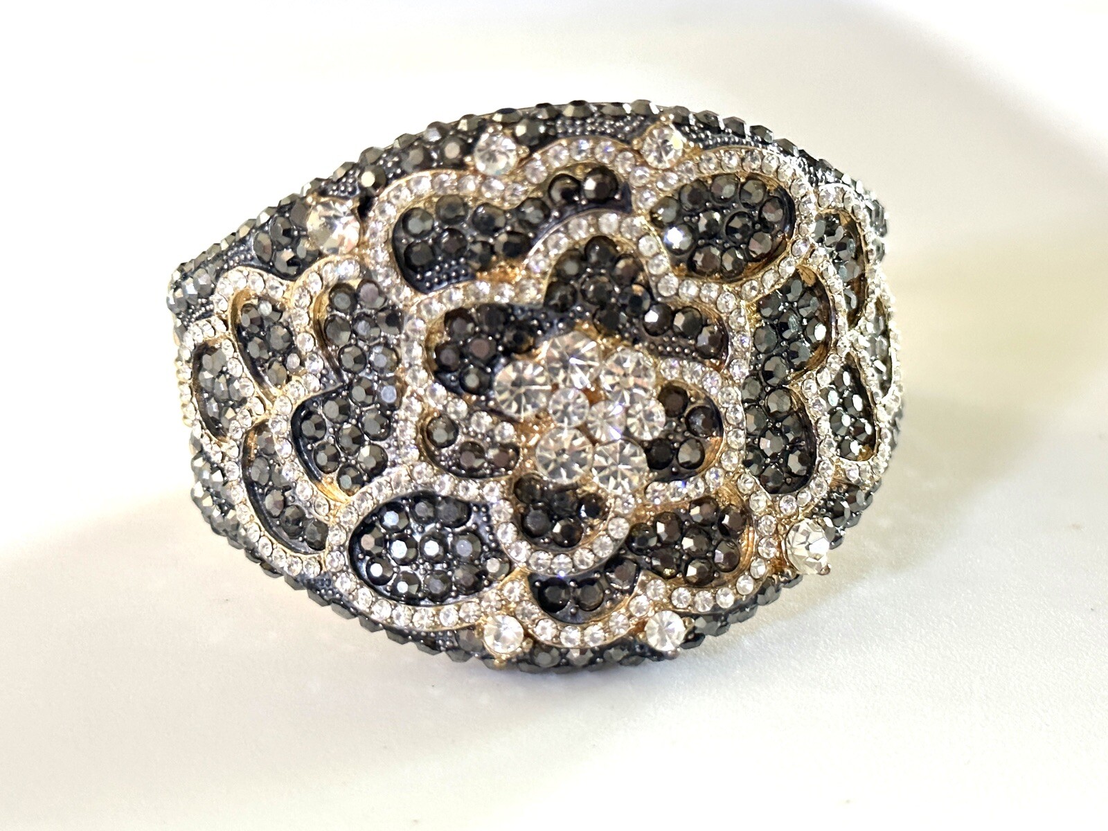 BEAUTIFUL RHINESTONE / CRYSTAL STATEMENT BRACELET. - image 3