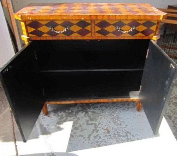 Gabinete clásico con patrón de diamante estilo decorativo arlequín declaración focal (necesita TLC) Foto 2 de 4