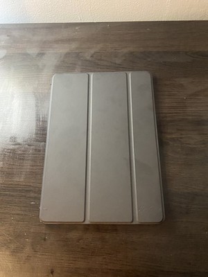 Apple iPad Model A1822 5th Generation 9.7'' Screen IOS 16 Works Great