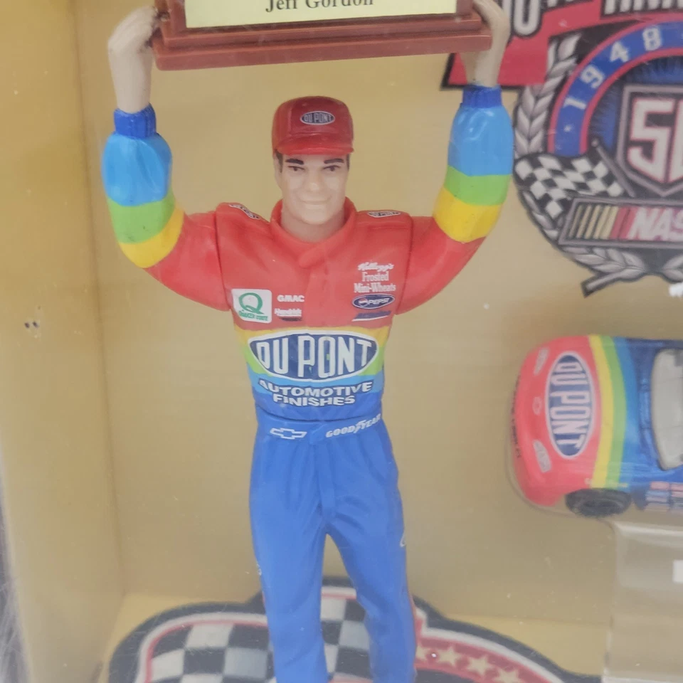 Figura Campeón Copa Ganador Jeff Gordon #24 1997 con Coche 1/64 Foto 3 de 4