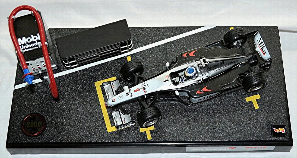 Mclaren MP4-15 #1 Mika Häkkinnen 2000 + Boxenstop Launch Edition 1:24 Hot Wheels - Image 3 of 4